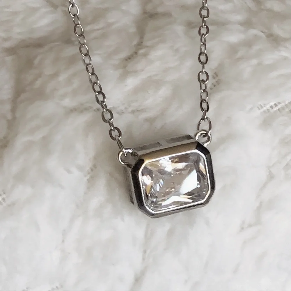 Elegant Silver Necklace with Clear Gemstone - Picture 2 of 9